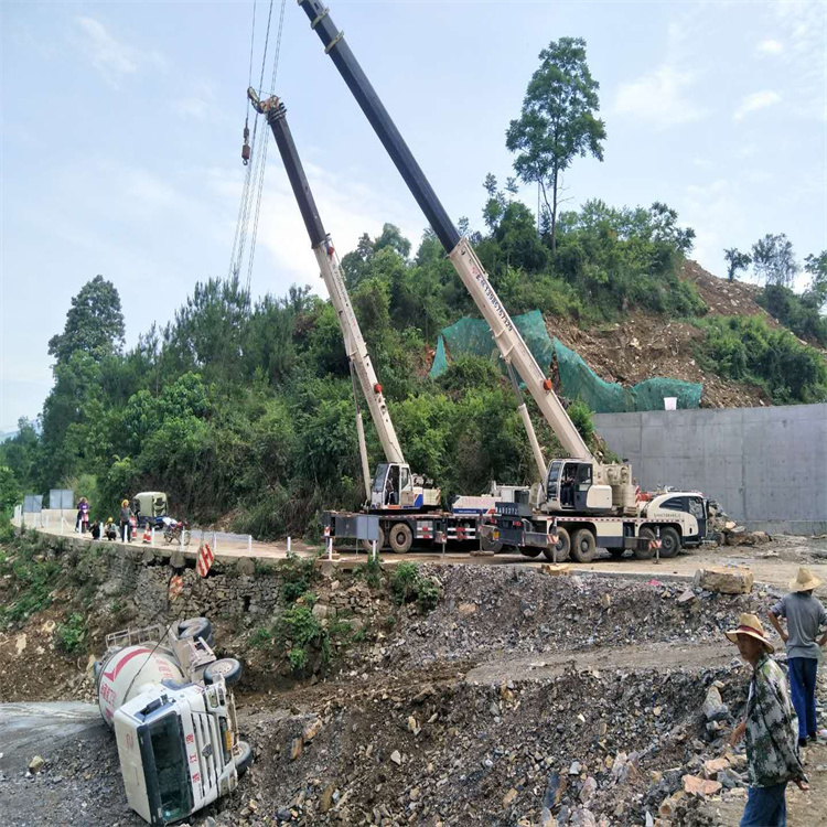 襄阳汽车掉沟里叫吊车救援要多少钱